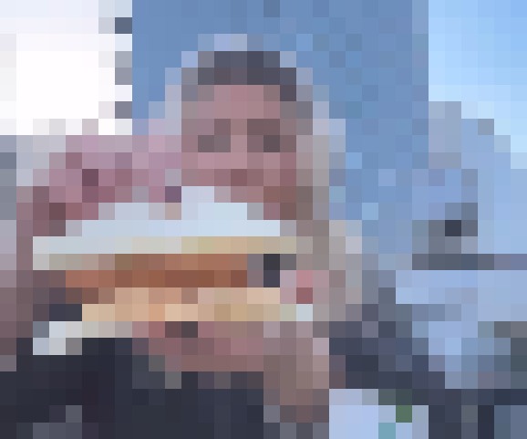 【悲報】外国人、俺たちのファミチキを魔改造して食べる