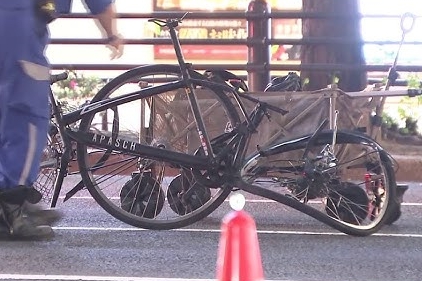 【動画】秋葉原で直進してきたバイクと衝突して停車していた軽乗用車にも衝突したウーバーの自転車がコチラ