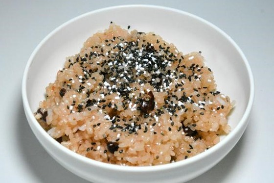 【悲報】赤飯廃棄、発端となった匿名の電話は別に廃棄を求めたわけではなかったことが判明