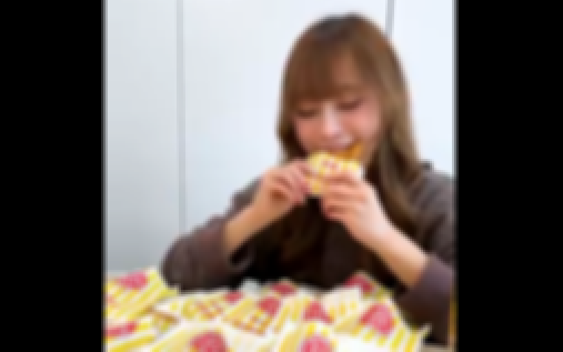 【動画】めちゃくちゃ嫌そうにファミチキを大量に食べる美女
