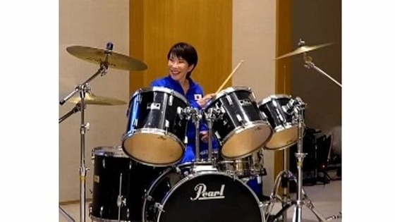 【悲報】伝説的バンドの元ドラマー、高市首相のドラムパフォーマンスを酷評