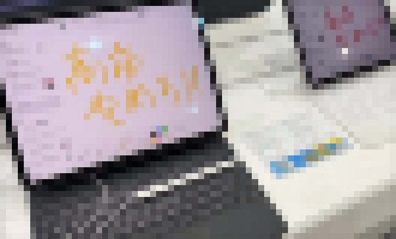 【悲報】展示パソコンに「高市やめろ!!」落書きテロ。次はソフマップがやられる