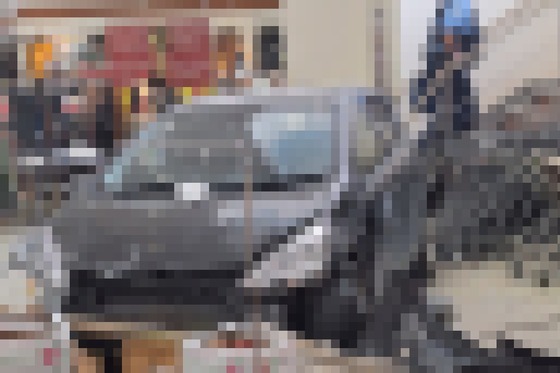 【悲報】じいさん(74)、屋上駐車場から車ごとスーパーに落下してしまう