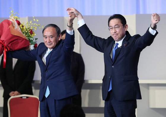 【悲報】早苗「麻生さん助けて！」→「菅さん助けて！」→「岸田さん助けて！」