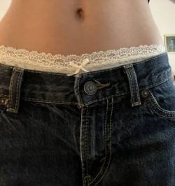 【朗報画像】最近、こういう「レースパ◯ツチラ見せファッション」が流行ってるらしい　←アメリカでは普通なんだよねと話題に