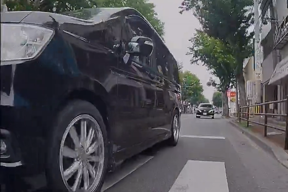 【動画】すり抜けバイクさん、反撃を食らい最悪の結末に