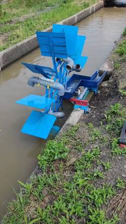 実家の近くの水路で見かけた水車❔よく考えたなぁーって感心してしまいました????