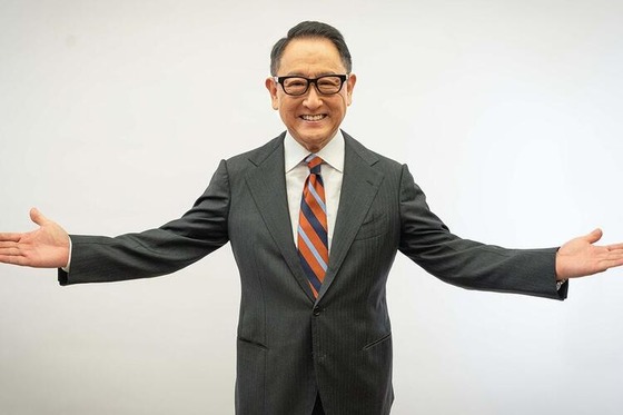 【悲報】世界のトヨタ、会長のアクスタを発売してしまう…