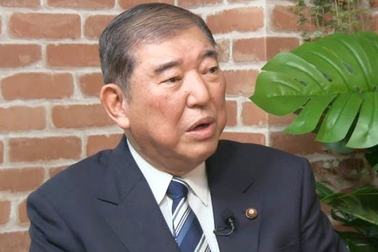 【悲報】石破前首相が土足で能舞台に上がりソファで対談、苦言相次ぐ…RSK山陽放送は養生を施した状態で収録と説明