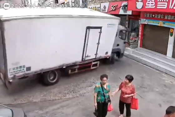 【動画】中国のトラック　ぶつかっただけで全壊ｗｗｗｗｗｗｗｗｗ