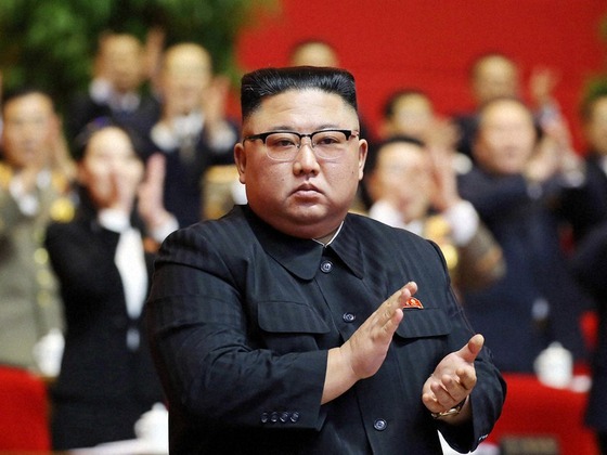 【画像】金正恩がフォークリフトを運転、ノーヘル、爪に人乗せ、ヨシ！現場猫ｗｗｗｗ