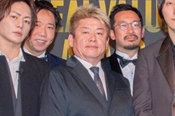 【悲報】ホリエモン、ズボンを前後ろ逆に履いてる疑惑ｗｗｗｗｗｗｗｗ