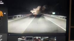 【超技術】テスラさん、人間なら絶対無理な状況で華麗に事故を神回避する