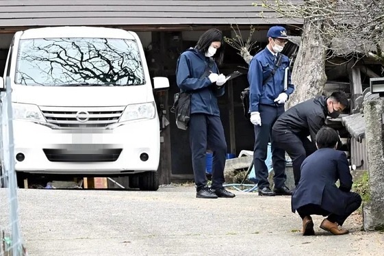 【悲報】安達優季くん(37)、職場の食堂で人目を避けて椅子を蹴飛ばすところを目撃されていた…