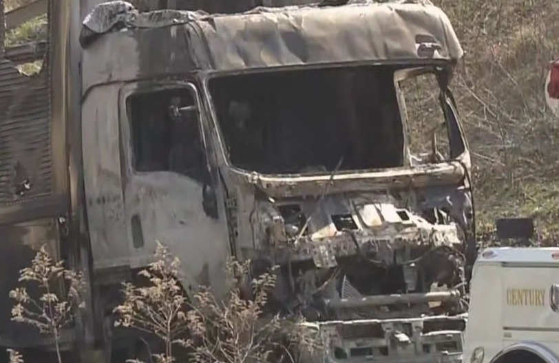 【悲報】大型トラックが渋滞列に突っ込んで悲惨な死亡事故　５４歳女性を逮捕