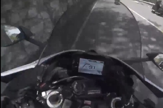 【動画】バイク乗りさん、女性のミニスカが風でなびいたのをガン見した結果
