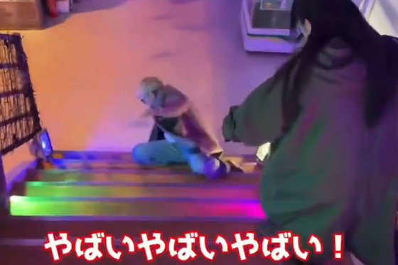 【悲報】ヒカルが階段から転げ落ちる動画、何回でも見てられる　←ヒカルの策略にまんまとハマってると話題に