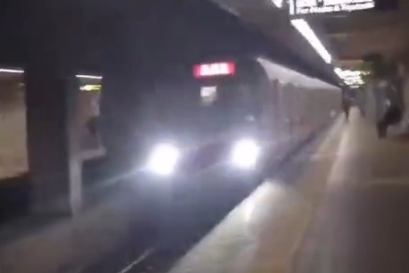 【動画】電車「あ、撮り鉄いるからハイビームにしよｗ」