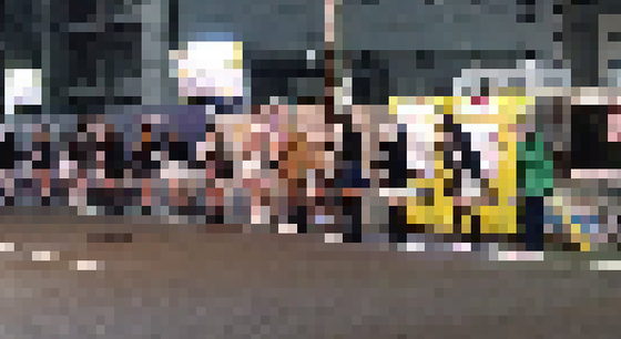 【画像】客引きの女の子、寒そう…（大阪日本橋）