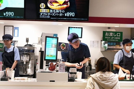 【炎上】モスバーガー「ベトナム人店長」誕生目前で大論争ｗｗｗｗｗｗ