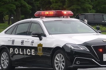 【悲報】73歳男、スーパーで15歳アルバイトの顔を殴って逮捕 「惣菜落としましたよ」と声をかけられ激高