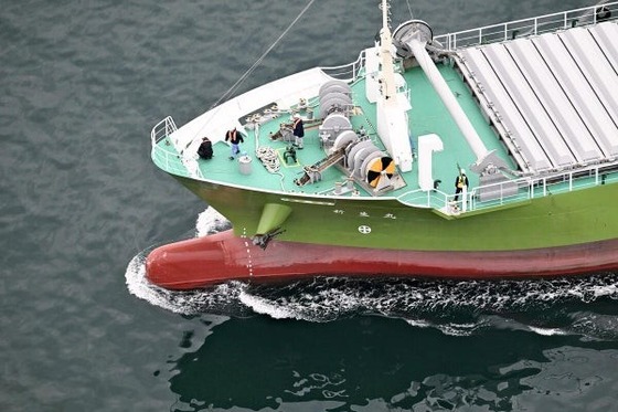 【悲報】航海士の女さん（２１歳）、真っ昼間に貨物船で遊漁船に突っ込んでしまう