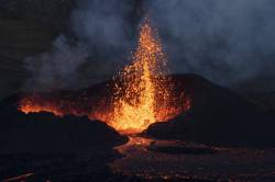【訃報】火山の炎を撮影しようとした女性、足を滑らせ火口に落ちて死亡
