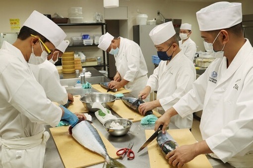 【悲報】労働者向けの在留資格「特定技能」を取得して日本に在留する外国人が2025年末時点で過去最多の39万296人に