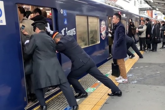 【悲報】日本人、驚愕「うそ…東京都民って満員電車に1時間乗ってるの？人生無駄にしてない？」