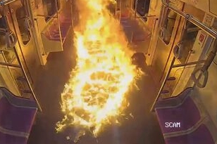 【ゲキヤバ】韓国の地下鉄車内で男がガソリン撒いて放火する動画