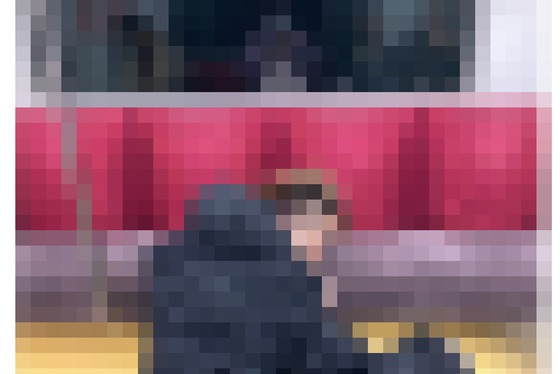 【悲報】女さん、女性専用車両に乗ってきた男を晒すも、ラーの鏡に写った自分も晒してしまう