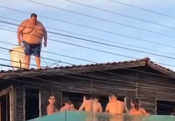 【動画】デブ、プールを破壊してしまうｗｗｗｗｗｗｗｗｗｗｗｗｗｗｗｗｗ