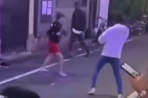 【動画】トー横キッズさん、不良外国人に囲まれボコられるｗｗｗｗｗｗ