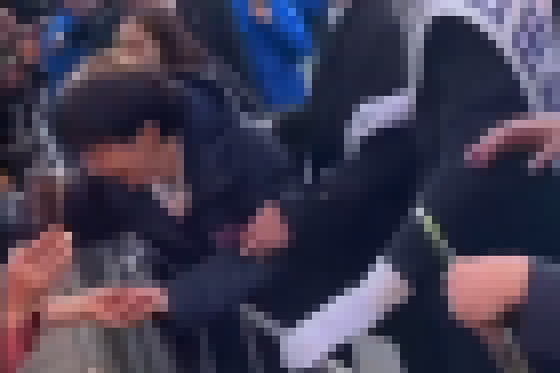 【動画】高市総理、体が持ち上がるほど引っ張られ、手首を押さえている時の映像がこちら