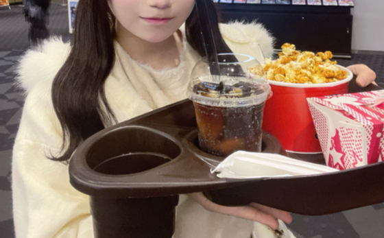 【画像】アイドル「映画館で写真撮った！」　←あれれ、誰が撮ったんやろなぁ？