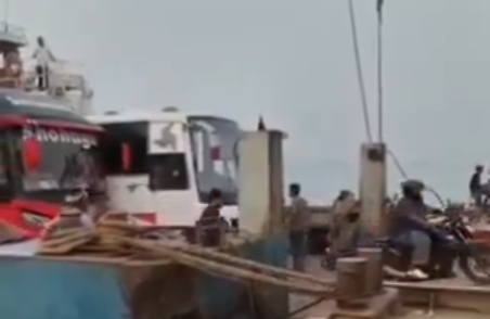 【あかん動画】バスが川に転落、2人死亡・少なくとも35人が行方不明 フェリー乗船待ちのバスのそばで、別の船が乗り場に衝突。その衝撃でバスが制御を失い川に転落か