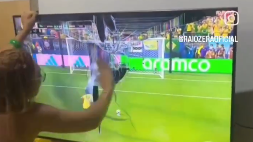 월드컵 탈락 충격에 TV 파괴한 브라질 팬 영상
