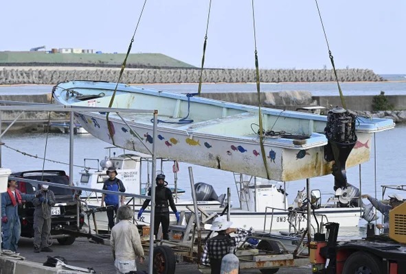 【悲報】辺野古抗議船転覆当日、大型作業船すら工事を中止するレベルで海が荒れていたことが発覚