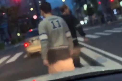【動画】煽り運転のおじさん、ヤバそうな息子を連れて襲いかかる