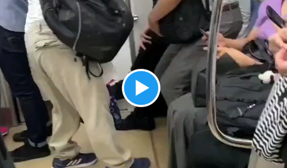 【悲報】“若いくせに優先席に座るな”と注意したおじさん、なぜか突然◯◯◯◯の宣伝を始めてしまうｗｗｗ