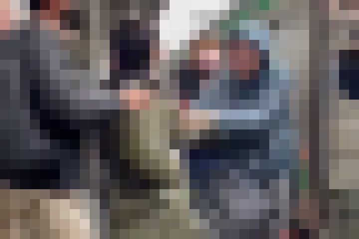 【大迷惑】湘南新宿ライン車内で男2人が殴り合い→非常停止ボタンまで押されて地獄絵図に…