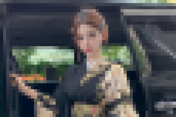 【画像】お金配り美人女性、指でウッカリ正体を表してしまう