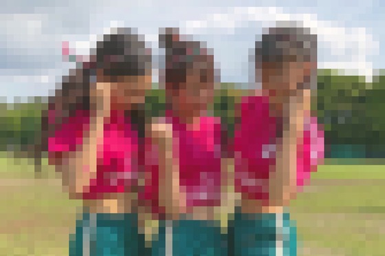 【画像】JKさん、ヘソを見てほしくて仕方ない模様