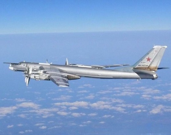 【悲報】中国・ロシア両軍の核兵器搭載可能の爆撃機、共同で東京方面へ向かう「異例のルート」を飛行