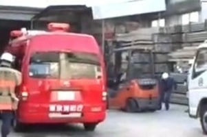 【悲報】おじいちゃん、2歳の孫をフォークリフトのツメに乗せて走らせる遊びを思いついてしまう…