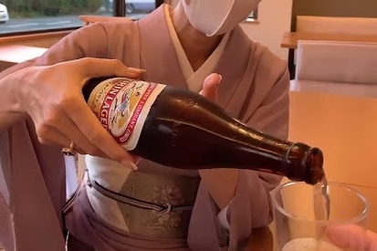 上司にビールを注ぐ時、ビール瓶のシールを上にしないとキレられるってなんでや？