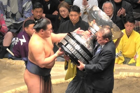 相撲協会「女性は土俵に上がるな！」高市早苗「総理大臣杯どうすんの？」