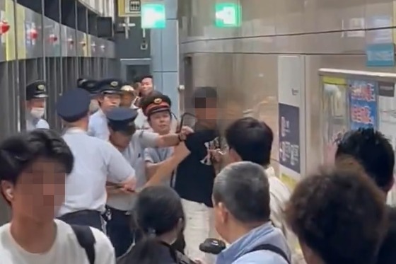 【動画】東京メトロ南北線の車内で木刀振り回した40代の男、現行犯逮捕