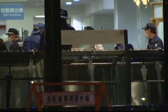 【悲報】61歳の男が80代の男性を含む男女3人を包丁で切りつけるも70代の警備員に取り押さえられる