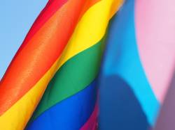 【画像】LGBTパレードでLGBTとは無関係のプラカードを持ってるやついるんだが